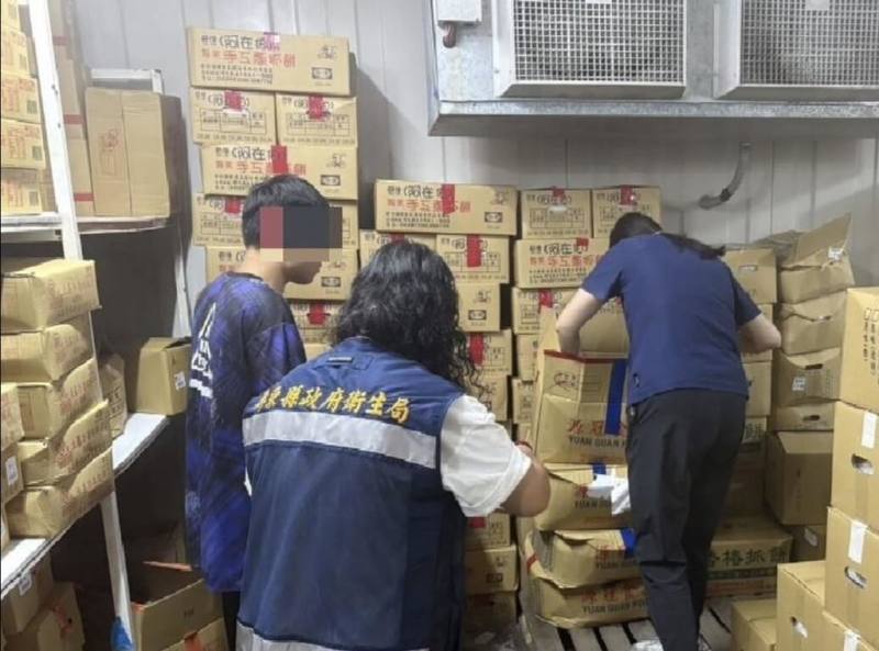 嘉里大榮物流公司載運問題豬肉至高雄市，屏東縣衛生局26日接獲高雄市通知，同車貨品疑流入屏東縣13家業者，多為冷凍生鮮及加熱微波食品，非屬生鮮豬肉，且貨品來源與彰化、台中肉品並無關聯性，全數預防性封存。（屏東縣政府提供）