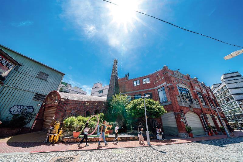 鶯歌老街，不老，僅約20年歷史。但在這裡，可以親炙200年的陶瓷文化風華