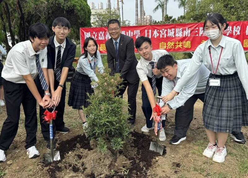 嘉義高中與日本宮城縣南三陸高校交流多年，南三陸高校得知嘉中校園7月受風災影響，發起募款。嘉中28日和來訪的南三陸師生舉行植樹活動，象徵跨國情誼萌芽。（嘉中提供）