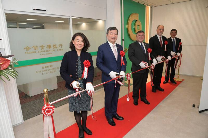 合庫銀27日舉行東京分行剪綵儀式，圖為駐日代表李逸洋（左2）、合庫銀董事長林衍茂（中）、前國防安全研究院執行長林成蔚（左4）、合庫創投董事長王育群（左5）、東京分行經理陳乃嘉（左1）。（合庫銀提供）