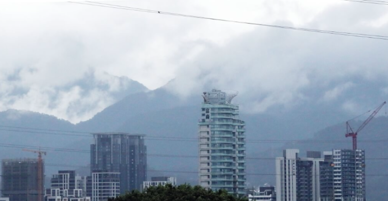 圖為新北地區新建案陸續施工中。（中央社檔案照片）