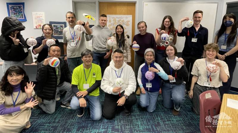 學員們製作紙燈籠、彩繪扇子，感受節慶的喜悅與文化創意的樂趣