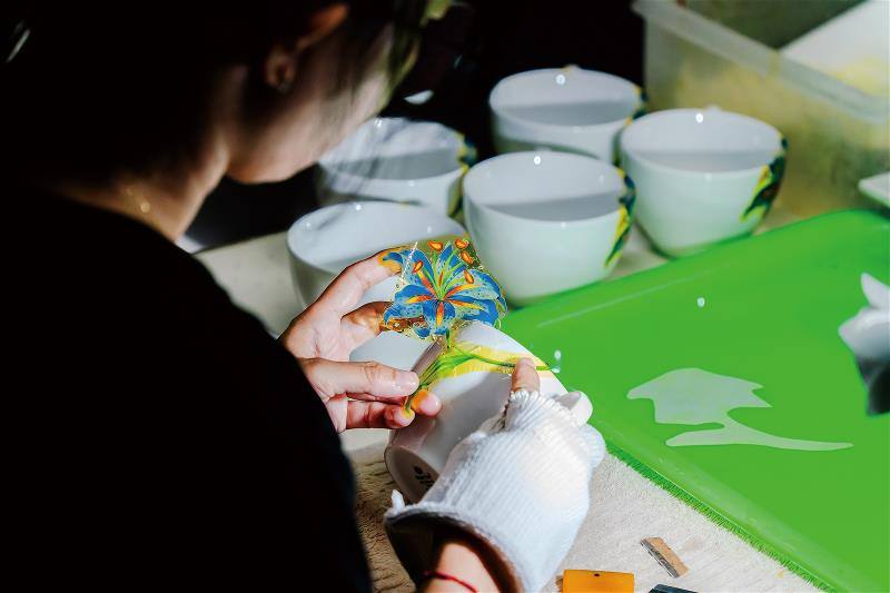 以轉寫印花見長的「新太源」，透過印刷技術能將圖案轉印在陶瓷上。在開放日內踏入工廠，除了少見的機台，還可以看見業者透過獨門技術將畫作印在磁磚上，最後拼貼成為大幅的裝飾品，堪稱神乎奇技