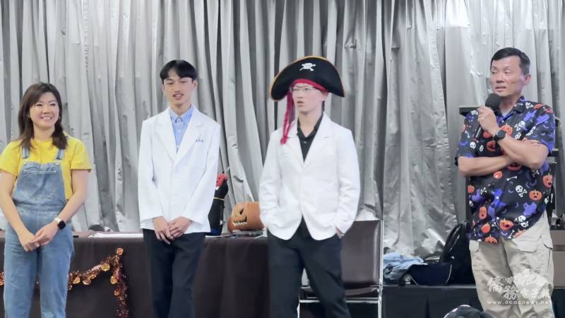 「海外青年百億圓夢計畫」橙縣組的蔡孟翰（右二）與洪得鈞（左二）分享就讀醫學院心得