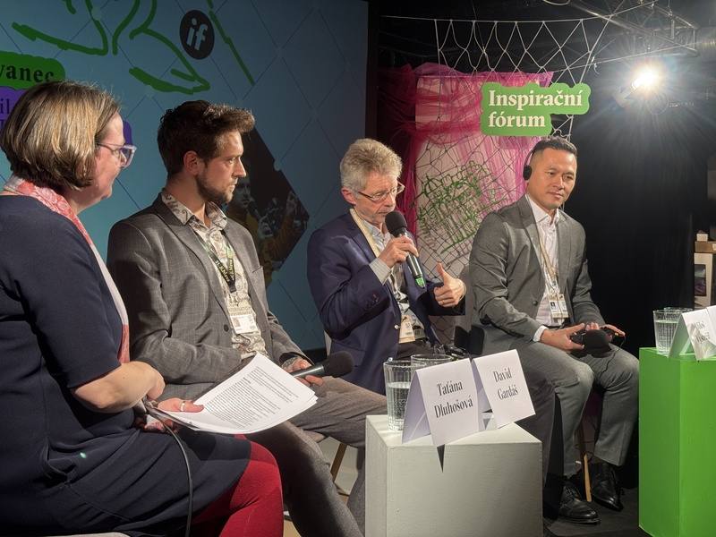 紀錄片「我是台灣人」10月27日在捷克伊赫拉瓦影展首映。映後座談會上，捷克參議長維特齊（右2）、旅德作家陳思宏（右1）與捷克漢學家加爾達什（David Gardáš（左2）討論此行對捷克與台灣關係的深遠意義