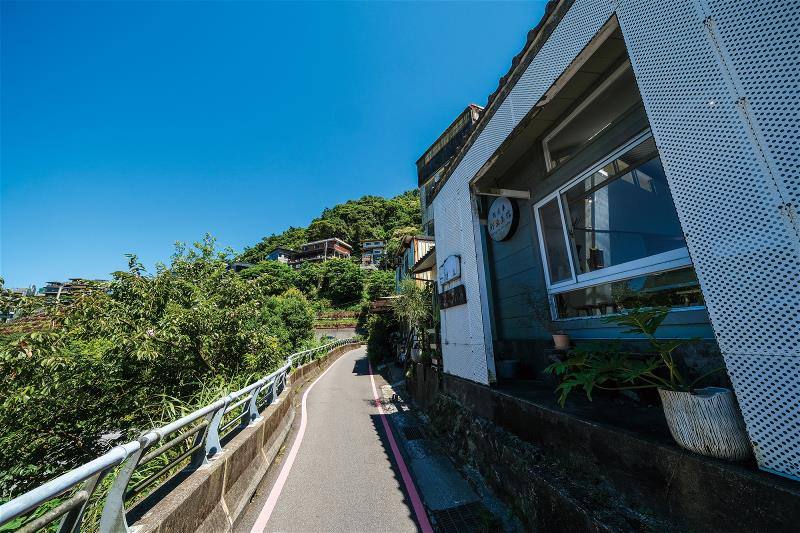 輕便路上靜謐的野事草店，原是九份釘畫家胡達華的工作室，整修後空間明亮，還可見到釘畫作品