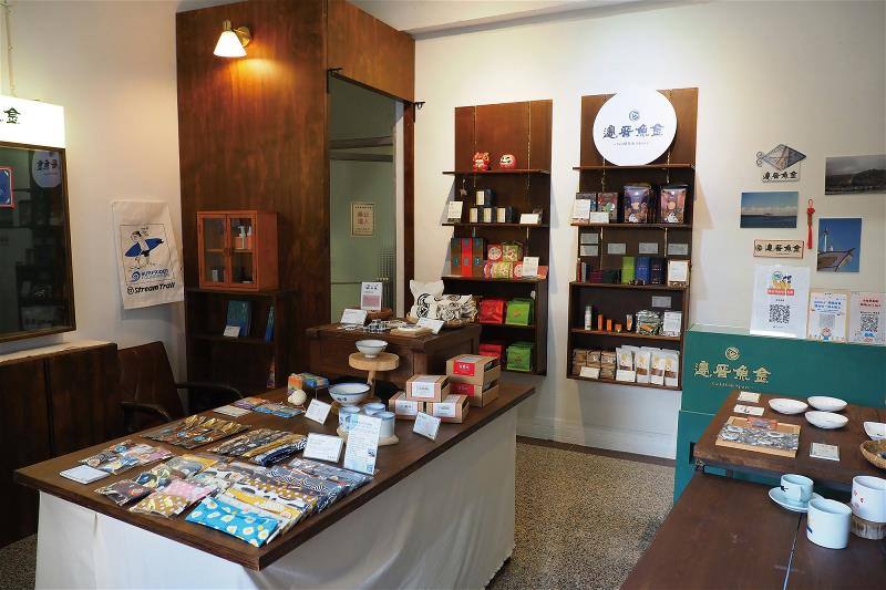 金魚厝邊延伸老屋的精神，有選物店，以及提供工作坊、參訪團、手作體驗的空間
