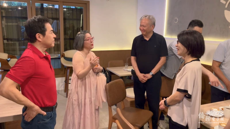 現場僑胞與陳慧芬一起交流如何協助僑青發展