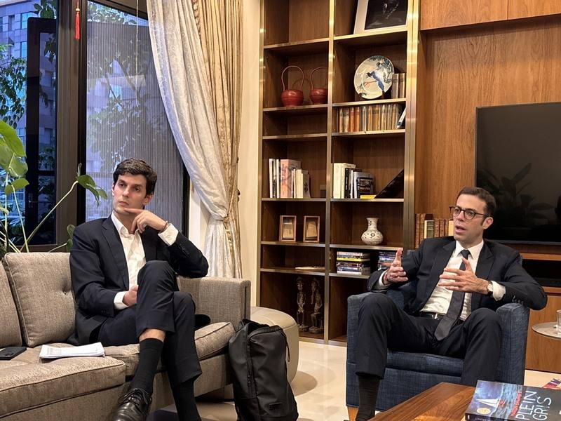 源自法國、邁入第10年的台北白晝之夜11月1日登場，法國駐台代表龍燁（右）指出，今年由來自巴黎Ballroom酷兒舞廳文化的浪凡領軍，進行為期6小時的French Voguing Ball，倡導多元與自我表達，他希望讓文化成為全民都能接觸的事物。圖左為法國在台協會學術合作與文化處長周書安