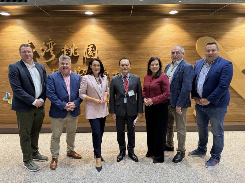 愛爾蘭眾議院高等與延續教育、研究、創新與科學委員會主席麥克格理漢（Erin McGreehan，左三）率團訪台，外交部歐洲司總領事回部辦事林暉程接機致意