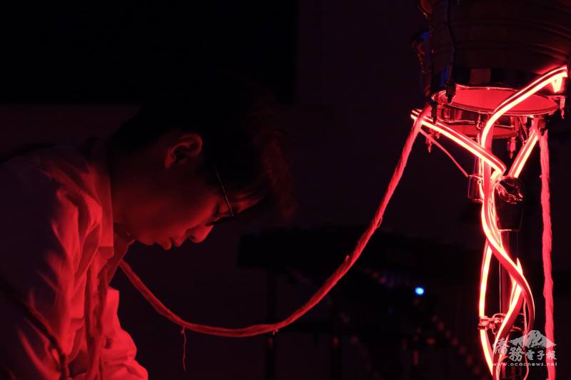《浮光之上》演出中，以紅色光影與聲音裝置營造沉浸氛圍，象徵數位與現實交錯的感知世界。（攝影／林俊耀）