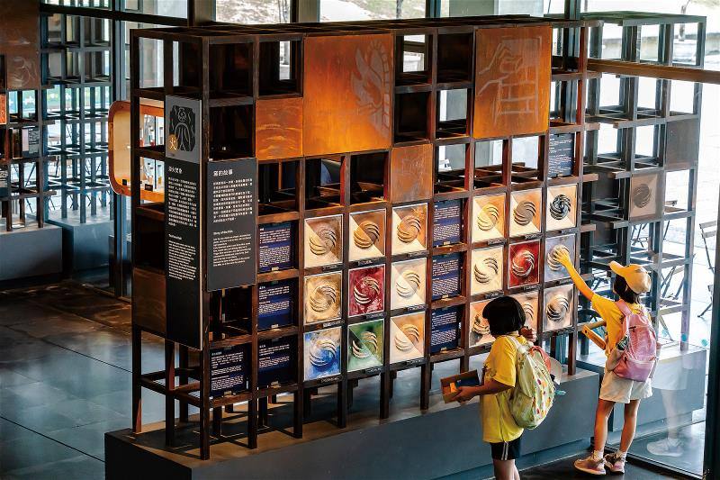 鶯歌陶瓷博物館常設展「回看所來處」與「硘仔鎮」，深入淺出介紹了在地的陶瓷文化