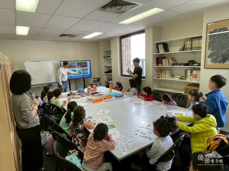 澳洲東方文化學校校長簡明輝解說示範第四關看圖說故事