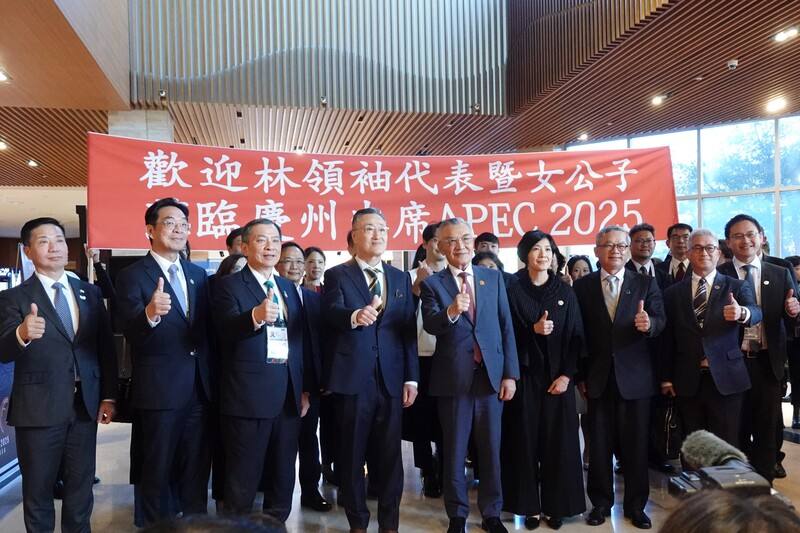 APEC領袖代表林信義28日下午抵達位於韓國慶州的下榻飯店，受到當地僑胞熱烈歡迎