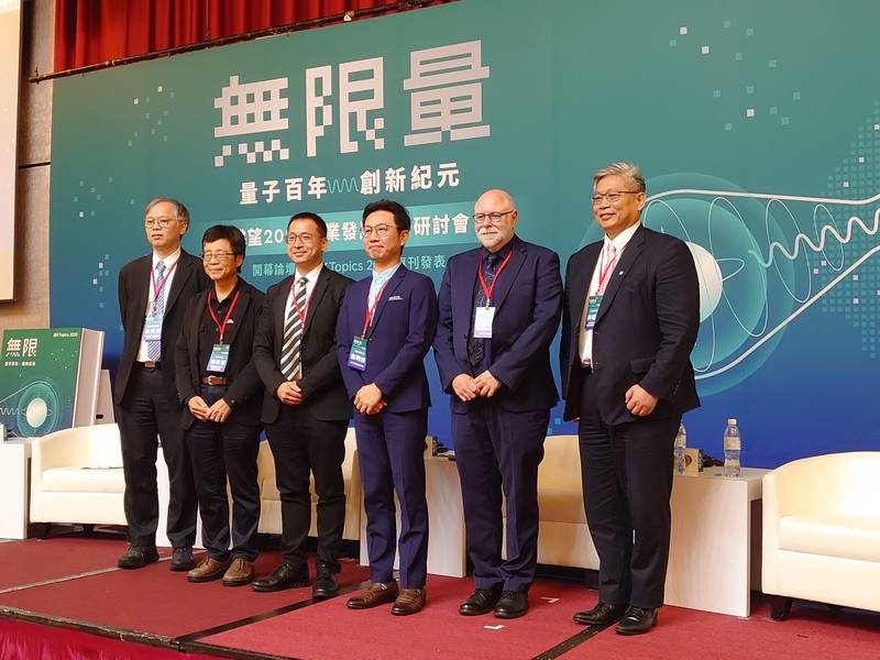 工研院28日發布「無限量：量子百年　創新紀元」專刊，邀請中央研究院關鍵議題研究中心特聘研究員兼量子電腦專題中心執行長陳啟東（左2）與鴻海研究院所長謝明修（左4）、IBM台灣技術長莊士逸（左3）針對量子電腦發展進行對談