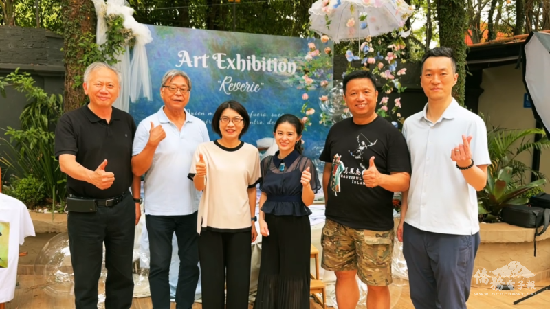 貴賓合影，左起僑務諮詢委員邢增傑、巴拉圭臺灣會館理事長江順昌、駐東方市總領事陳慧芬、海外民俗文化種子教師徐念漁、巴拉圭客屬宗親會會長廖哲毅、僑務秘書陳奕綸