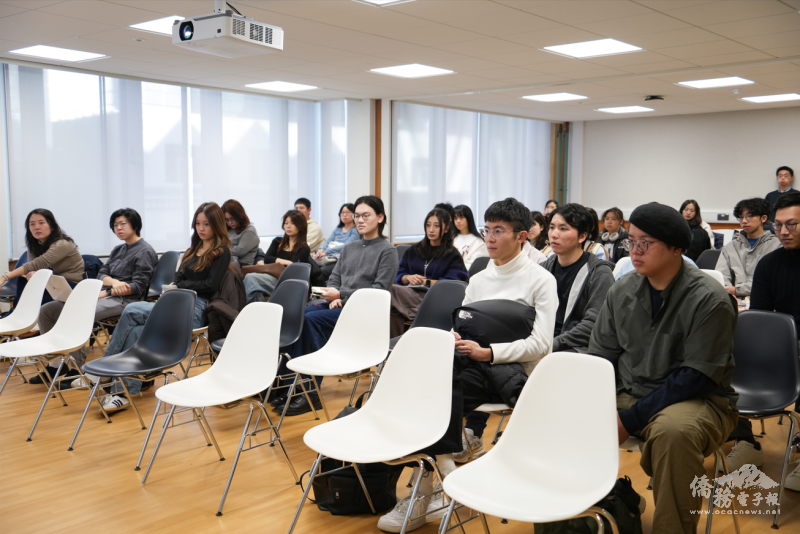 學生專注聆聽講者分享，積極吸收求職與職涯發展經驗。