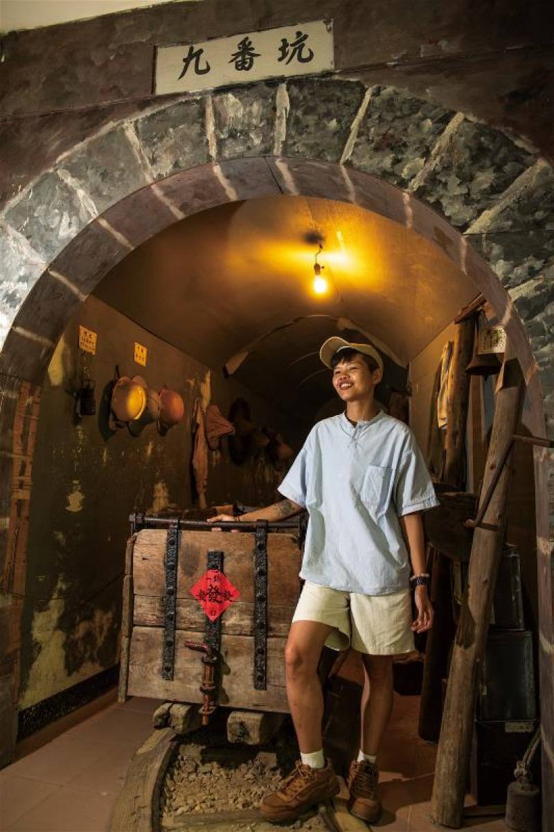 曾譯嫻在模擬坑道生動地解說礦工日常，矢志傳承阿公留下的礦業文化