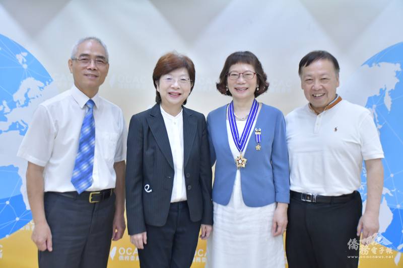 林寶惜獲頒僑委會海華榮譽章，伉儷與台灣金聯資產管理公司董事長宮文萍（海外信保基金前董事長，左2）、海外信保基金前總經理楊清泉（左1）合影
