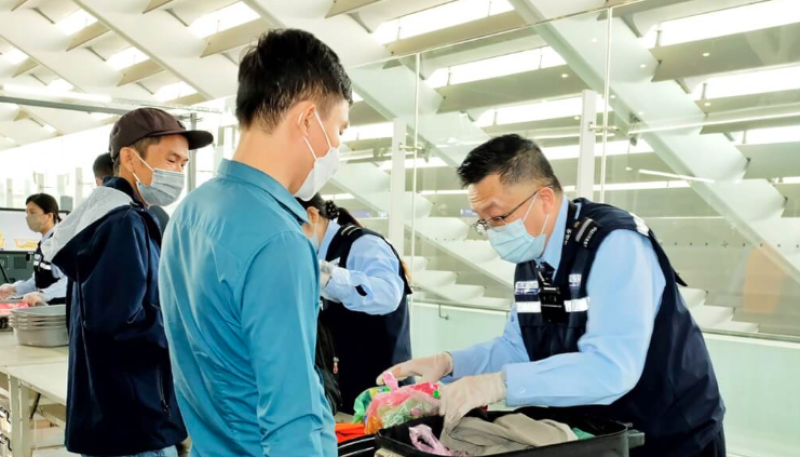 財政部關務署加大防堵非洲豬瘟查緝力道，據統計，自10月24日至26日已查獲違規豬肉製品4件共6.7公斤，其中2件來自中國大陸，香港及越南各1件。圖為機場工作人員針對旅客行李開箱檢查。（中央社檔案照片）