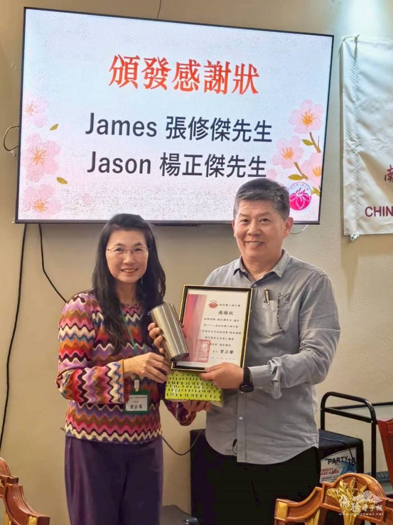 會長曾正馨頒發感謝狀予座談會講師