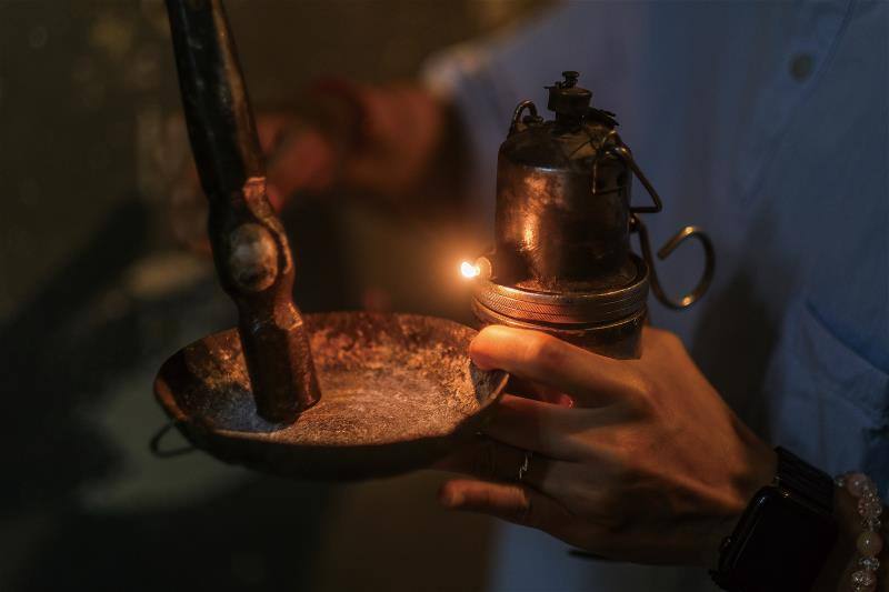 金礦坑裡使用磺火燈來照明，亦可判斷氧氣是否不足，又被稱作「救命燈」