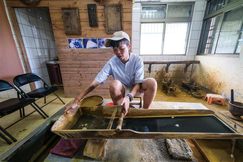 九份金礦博物館裡收藏豐富礦石，還可見到金礦石的磨碾、洗金、水銀換金等在地「煉金術」，令人大開眼界