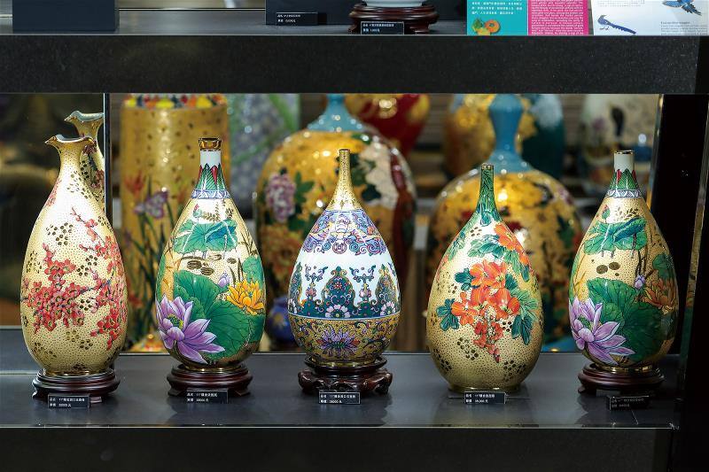 以「鶯歌故宮」而揚名的「臺華窯」，擅長以彩繪結合雕金，復古風格的器皿各個金碧輝煌。在開放日來到廠內，還能見到師傅巧奪天工的彩繪技法。（林格立攝）