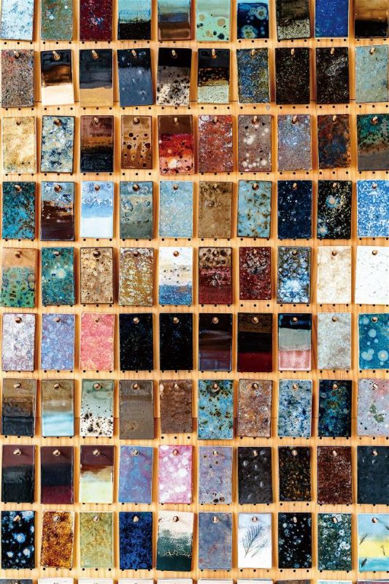 陶瓷業是相較保守的傳統產業，然而隨著時代更迭，也漸漸有了新貌。圖為專售陶瓷工具的「釉藥堂」，由陶藝家呂景輝、蔡美如夫婦所創辦，猶如美術社的店裡，販售著各式各樣的台產陶藝工具，還有直接揭露配方的試釉片可供參考，堪稱另類的Open data