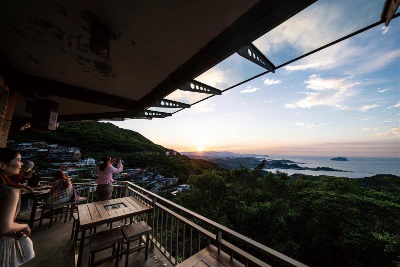 九份的景色豐富多變，近觀基隆山、遠眺基隆嶼，山海與天光產生無限組合