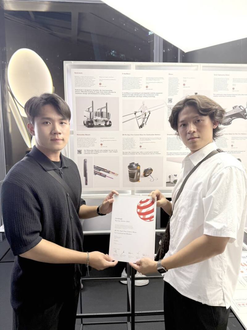 北科大學生李祥耀（右）、黃柏諺（左）設計「DP－Pro裝修師傅無塵水泥攪拌機」，降低吸入與接觸粉塵的風險，獲德國紅點概念設計獎。（北科大提供）