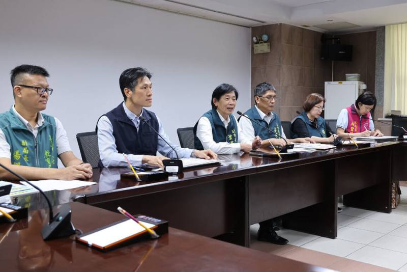 台南市副市長葉澤山（左3）27日下午與市府相關團隊於永華市政中心舉行記者會，說明目前非洲豬瘟防疫執行情形。（台南市政府提供）