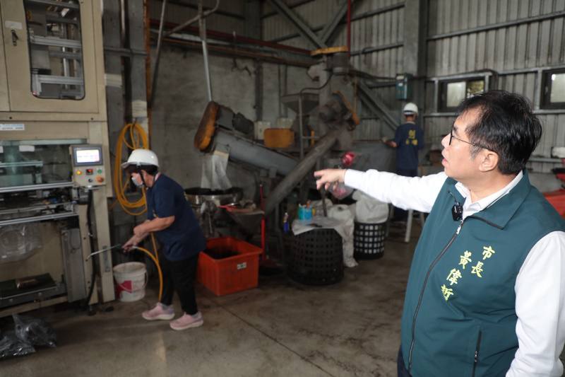 台南市啟動非洲豬瘟防疫應變作為，全面停止廚餘餵豬，台南市長黃偉哲（右）28日前往城西廚餘高速發酵廠視察