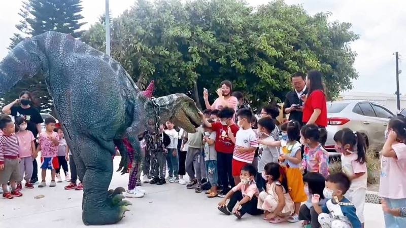 「缺席舞團」27日帶著一隻仿真的恐龍到馬公市立幼兒園，近距離與小朋友互動。（馬公市公所提供）