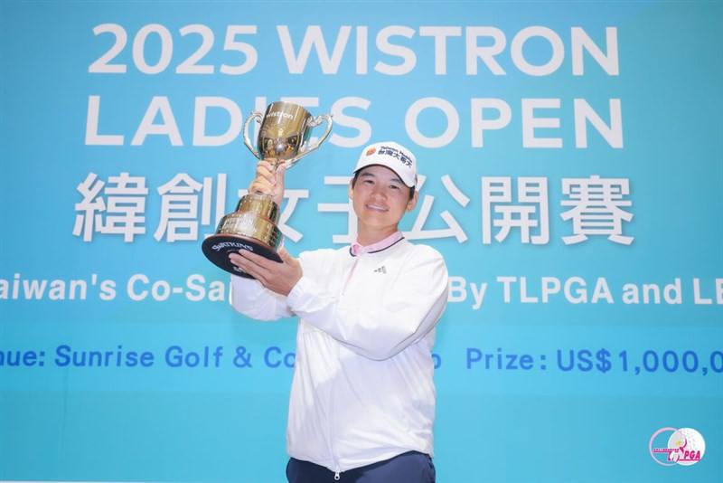 Former LPGA world No. 1 Yani Tseng poses with her Wistron Ladies Open on Sunday. Photo courtesy of the TLPGA