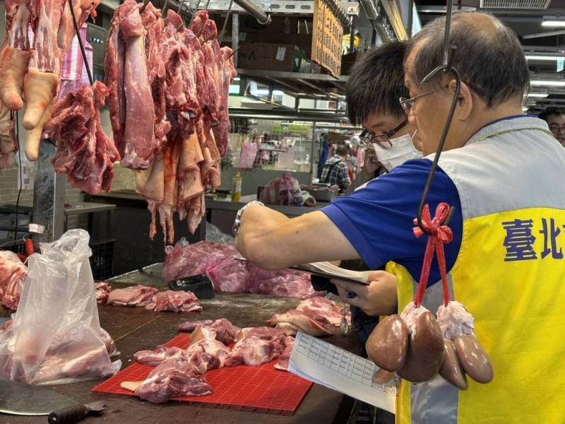 因應非洲豬瘟疫情，台北市市場處表示，針對禁運期間受影響公有市場的豬肉攤將減免攤位租金，初步規劃以減免租金1個月為限，從23日開始起算。（市場處提供）