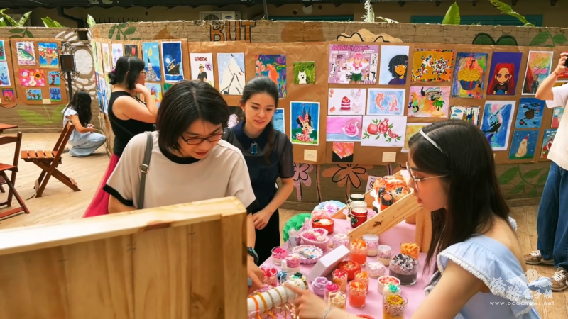 陳慧芬選購由學生創作的飾品