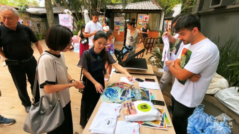 本次展覽結合其他僑青，訪客可以將喜歡的畫作印製在T恤上購買作為紀念