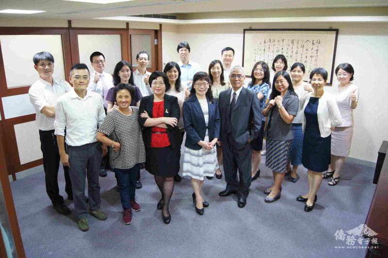 林寶惜與海外信保基金全體同仁合影