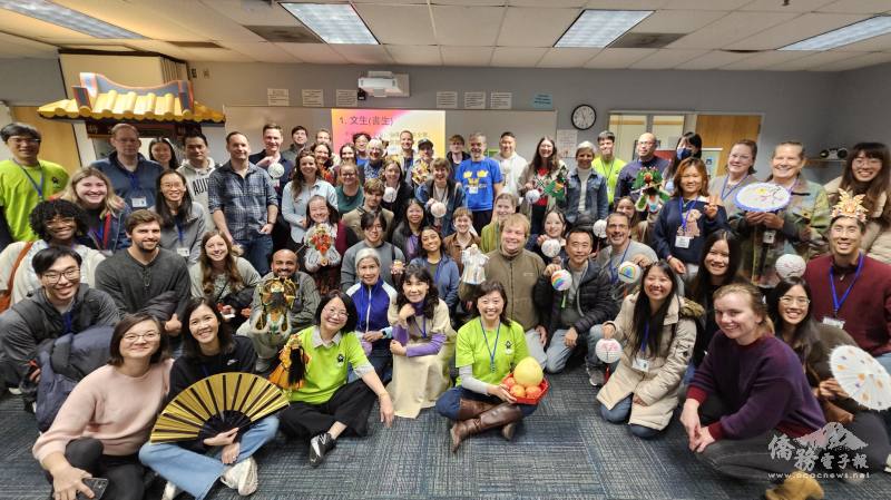 明州臺灣華語文中心主任方沛文（前排中）和與會嘉賓合影