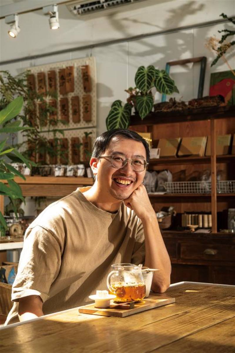 李明峰在九份開起野事草店，要將青草文化以現代姿態連結人們的日常