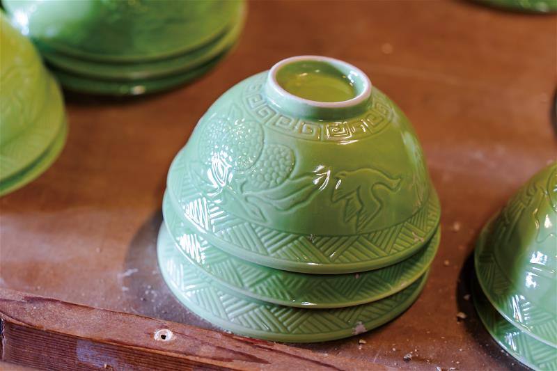 創辦將滿百年，目前已是第四代接棒的許家製陶，踏入所開設的博物館，可以親睹前人留下的製陶機具，還有復刻當年的丹青碗