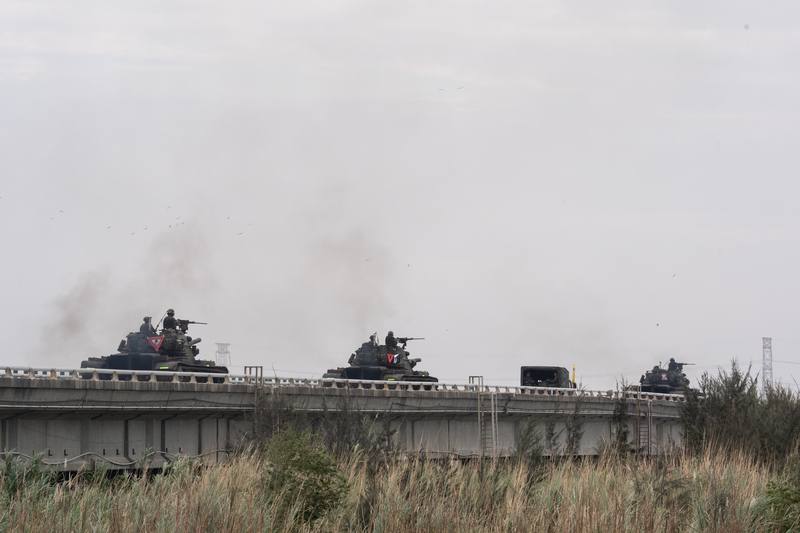 陸勝一號操演25日舉行，參演部隊542旅、234旅27日下午於濁水溪遭遇，542旅納編CM-11戰車（圖），執行攻防作戰