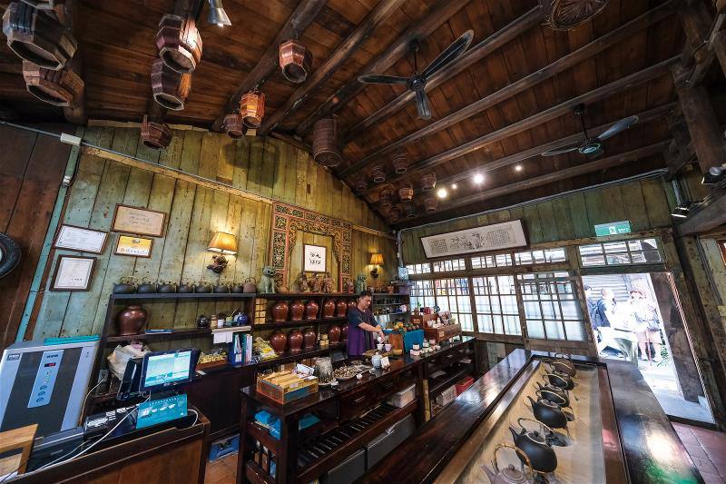 九份茶坊原是翁山英的故居，在已有百年歷史的老屋裡，可品茶、賞陶、賞畫、逛古蹟 ，吸引許多外國人