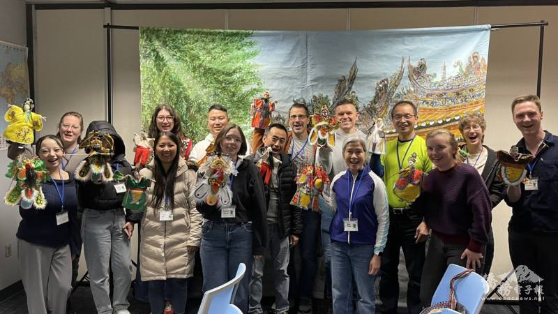 部分學員在廟口油畫彩繪前舞弄布袋戲偶，體驗傳統藝術的奧妙與趣味