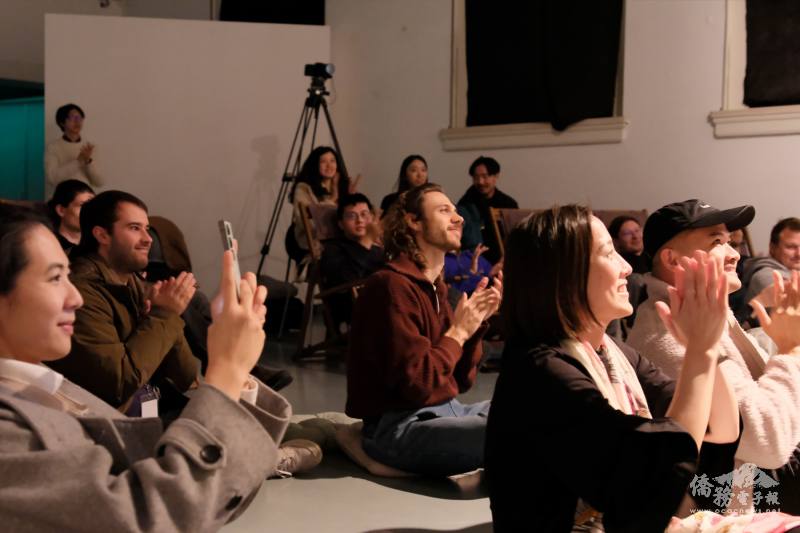 《浮光之上》演出吸引眾多僑胞與當地觀眾到場欣賞，現場氣氛熱烈，觀眾報以熱烈掌聲。（攝影／林俊耀）