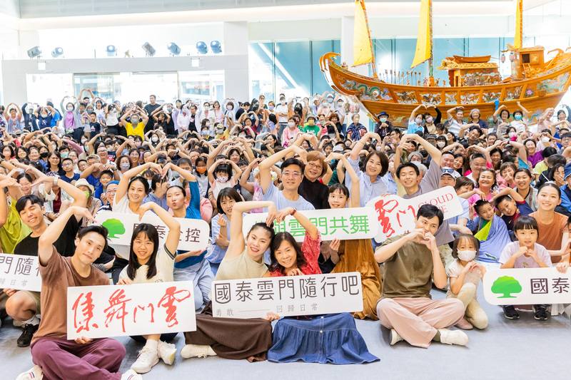 雲門舞集社區巡演「與雲門共舞」今年從南到北於屏東王船文化館（圖）、宜蘭羅東文化工場、嘉義新港藝術高中及新竹竹蓮國小舉行。（屏東縣文化處提供，李季諺攝影）