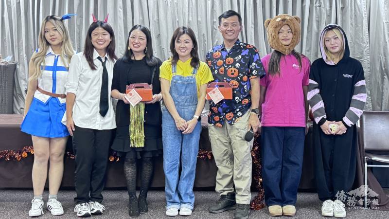 學員致贈禮物感謝FASCA諮詢導師吳俊毅（右三）及榮于嫺（左三）