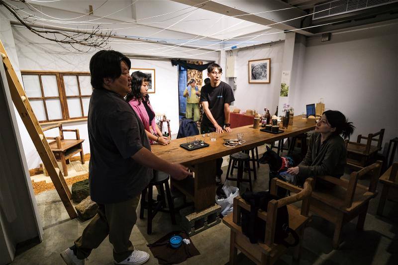 林正文（前）將山城美館搬至九份，作為藝術與在地的橋梁