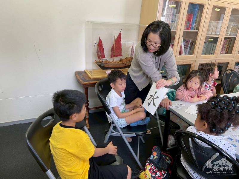 王倩琪老師協助同學選字造詞造句